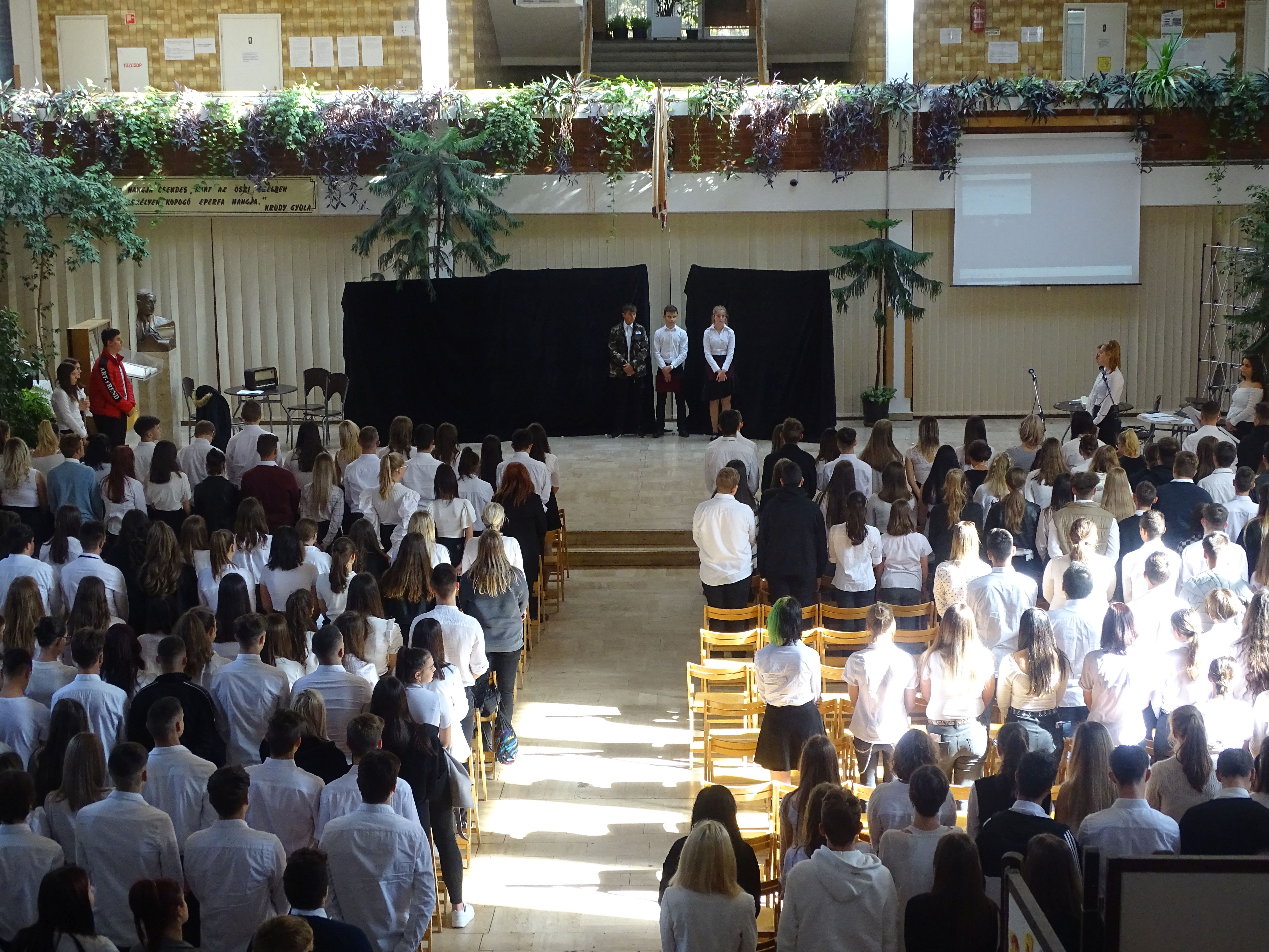 Totál Himnusz alatt